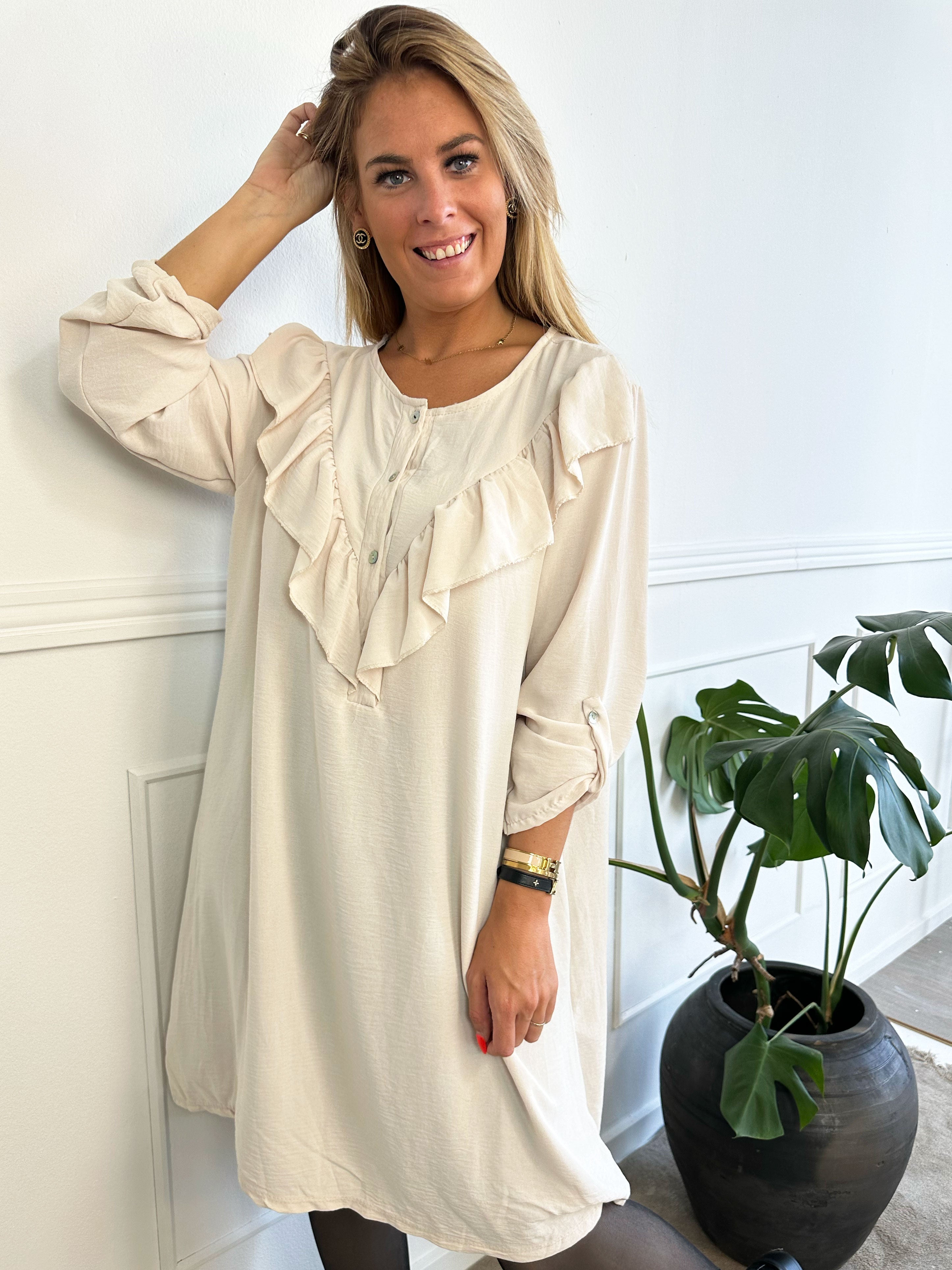 Nicola Dress - Söt klänning med volanger och knappar